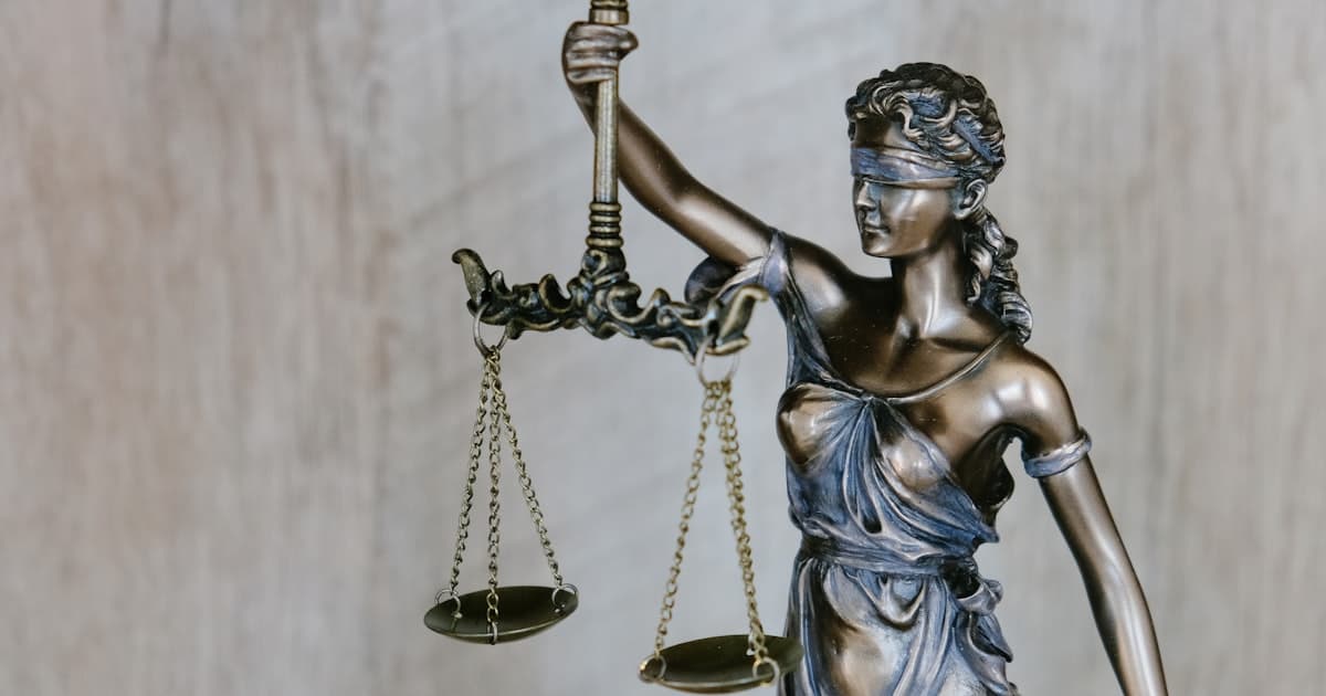 Justitia-Waage als Symbol für das Gerichtsurteil zur Honorarkürzung in der Psychotherapie